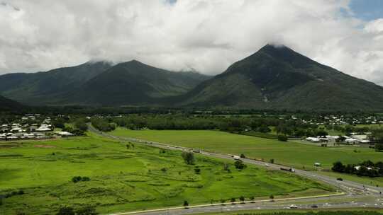 航拍山区村庄田野晨雾