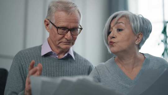 老年夫妇一起做文书工作男人女人焦虑讨论阅视频素材模板下载