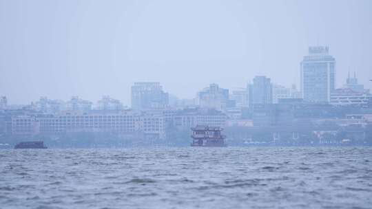 涌动的杭州西湖湖面