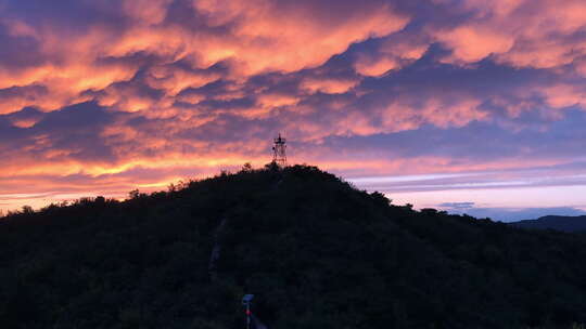 火烧云天空延时晚霞夕阳云卷山林电塔山脉