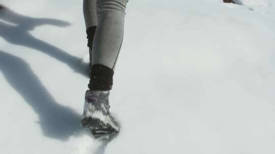 雪中行走的行人脚步视频素材模板下载