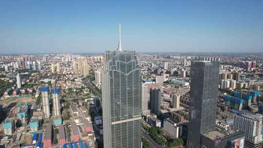 城市街道上空鸟瞰全景