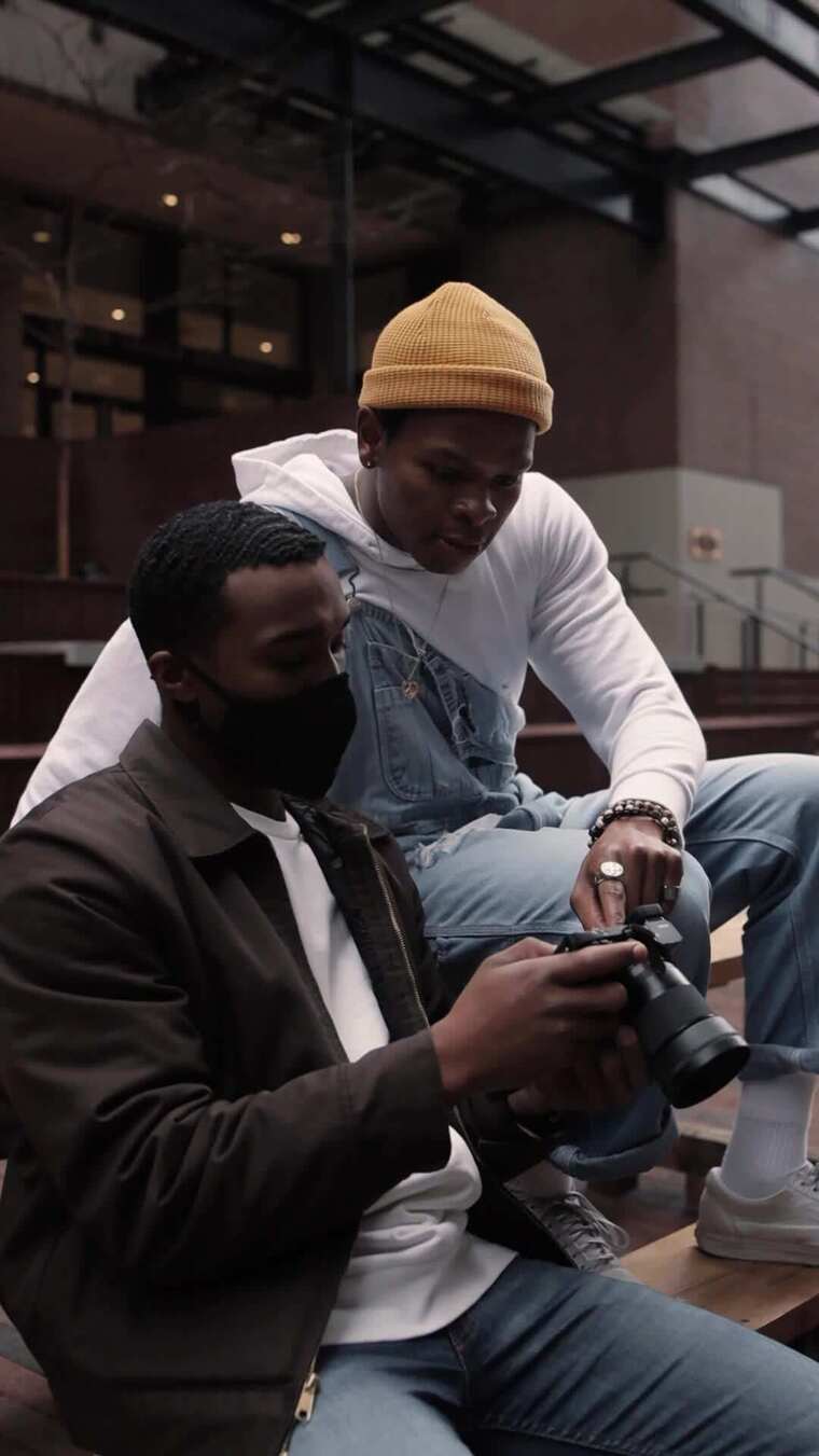 男人在数码单反相机上看照片