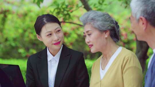 微笑服务 为老人讲解