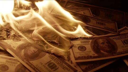 被烧毁的多捆美元钞票