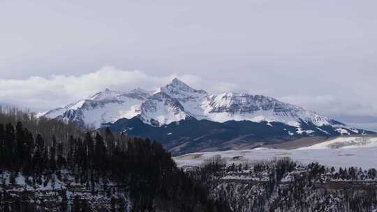 科罗拉多州碲化物巨大雪峰的冬季景观。无人