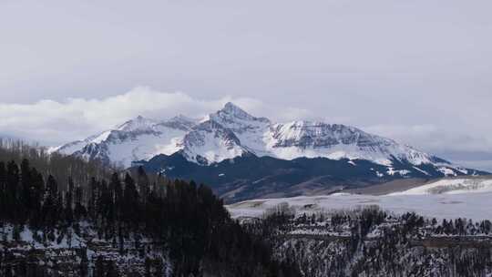 科罗拉多州碲化物巨大雪峰的冬季景观。无人视频素材模板下载