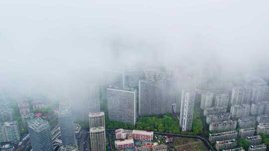 雨季云雾中的杭州滨江城市建筑风景