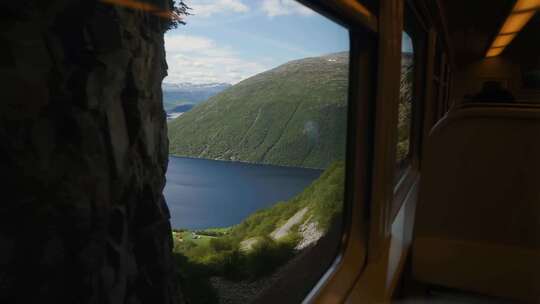 火车车厢内窗外自然风光