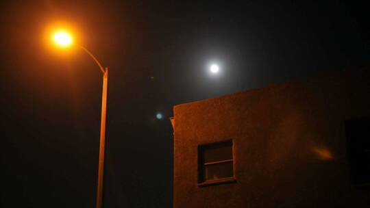 夜晚的月亮和路灯
