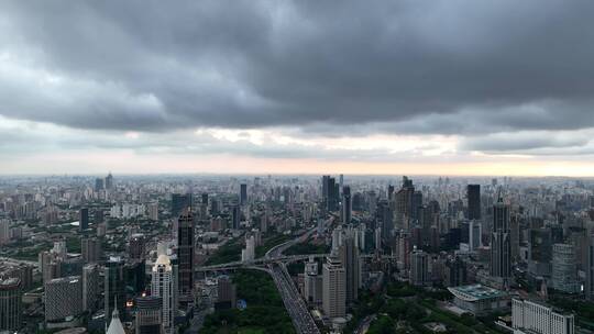 浦西延安高架乌云压城