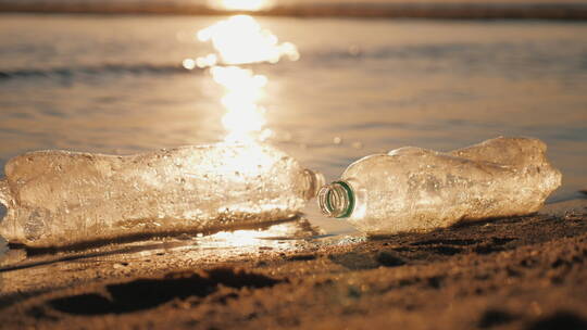 漂浮在海岸边的塑料瓶