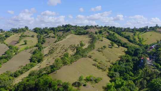 多米尼加共和国埃尔凯米托郁郁葱葱的绿色山丘——白天——无人机拍摄视频素材模板下载