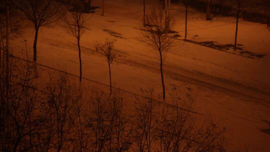 夜晚独自一人孤独的走在下雪天的路上