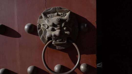 古代大门中式大门铜狮子门环视频素材模板下载