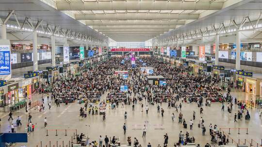 京沪高铁上海虹桥站候车室流动的人群视频素材模板下载