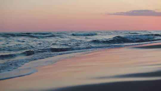 海面大海阳光唯美空镜意境安静夕阳下海浪