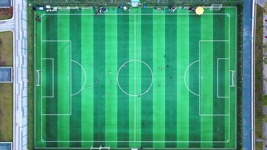 足球场在玩飞盘航拍视频素材模板下载