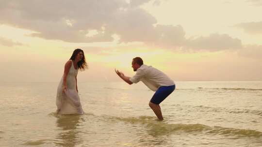情侣恋人海边牵手看海 沙滩玩耍 散步奔跑视频素材模板下载