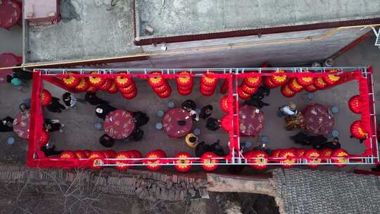 空中俯瞰红灯笼装饰的聚会场景