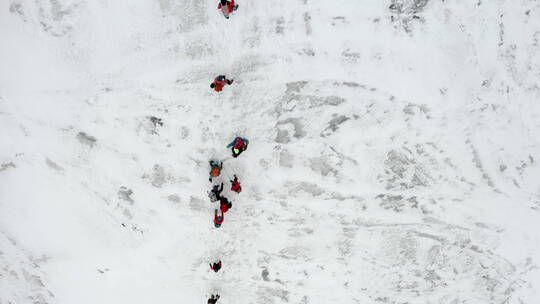 西藏拉萨当雄廓琼岗日雪山洛堆峰登山滑雪