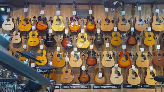 音乐器材商店货架上的吉他