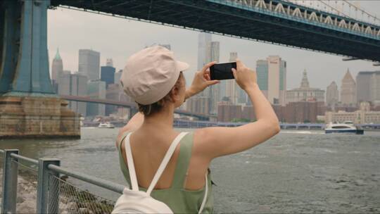 女人在桥下拍照片