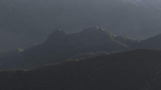 信宜大田顶日出航拍，高山云海