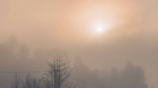 云雾中升起的太阳