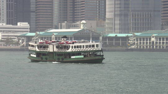 行驶在香港岛与九龙半岛海上的摆渡船