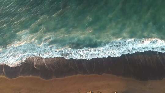 海浪拍击沙滩