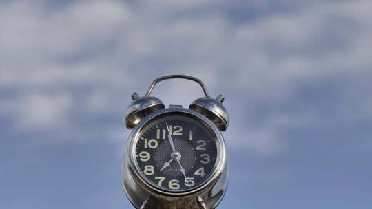 户外天空下的闹钟特写