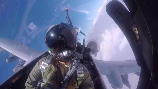 近距离拍摄支援喷气式战斗机飞行员视频素材模板下载