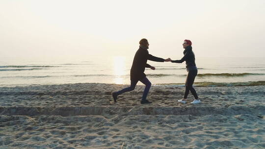 男人在海边向女人求婚视频素材模板下载
