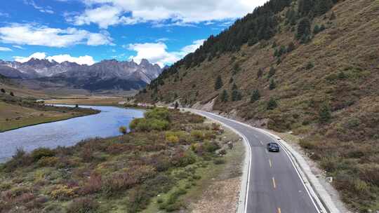 航拍汽车行驶在四川甘孜理塘措普沟户外道路