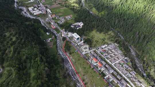 航拍山谷中的甘孜九龙县汤古镇风景