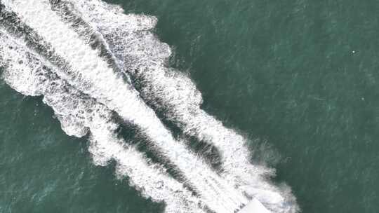 航拍跟随威海市高新区双岛湾海面上高速快艇