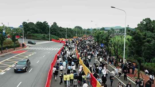 长沙阳明山殡仪馆拥挤的人群