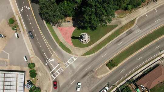 汽车在有交叉路口的多车道道路上行驶