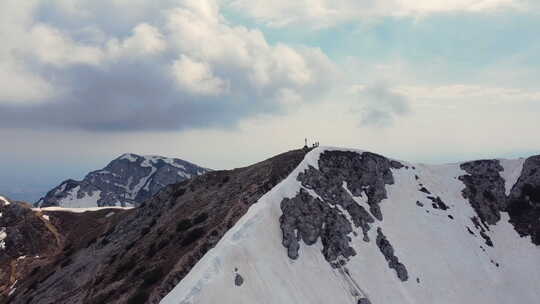 飞跃雪山震撼的开场视频