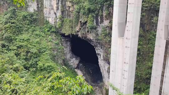 高速路下面的巨大山洞