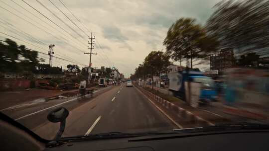 在道路上行驶的汽车