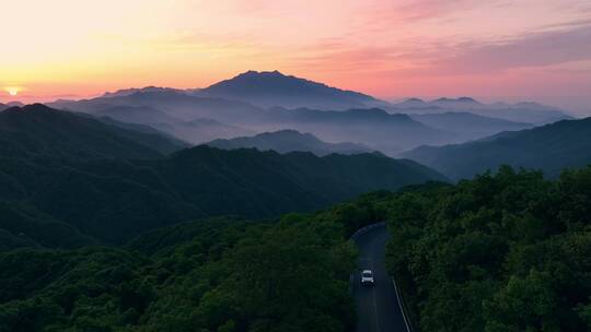 河南洛阳白云山山路云海索道吊厢航拍