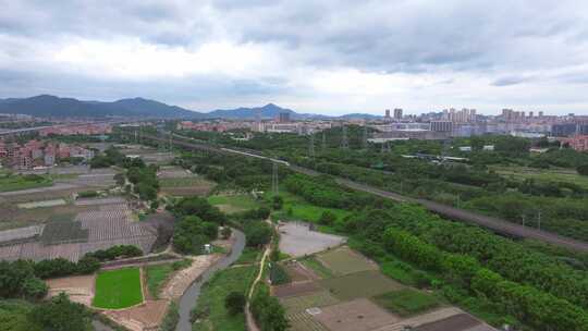 乡村田野与铁路航拍全景