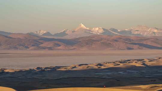 西藏日喀则仲巴五彩沙漠雪山美景日出延时