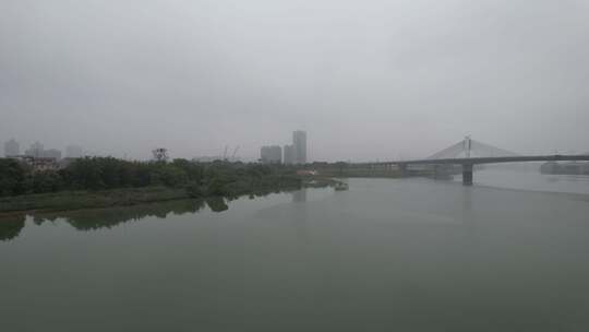 阴雨天的河流河岸航拍