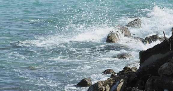 白天，海水撞击岸边的岩石时产生泡沫