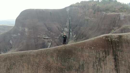 高椅岭刀背山无人机航拍男人站在山脊山顶