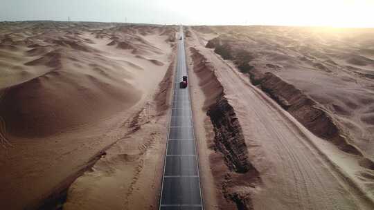 行驶在戈壁公路的大货车