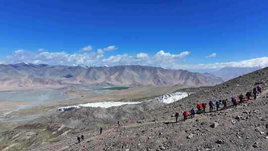 航拍攀登新疆慕士塔格峰雪山的登山队